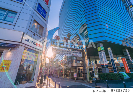 日本の川崎都市景観 コロナ禍だが…青空が広がる川崎駅前の仲見世通り=1月3日 日本の川崎都市景観 コロナ禍だが…青空が広がる川崎駅前の仲見世通り=1月3日 97888739