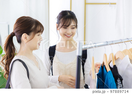 女性が買い物をしているシーン 97889714
