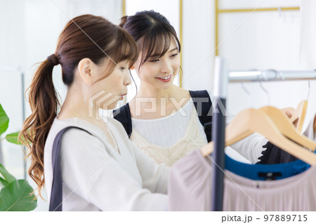 女性が買い物をしているシーン 97889715
