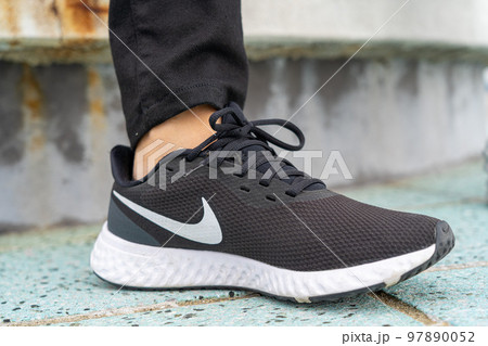 靴を履いた片足 97890052