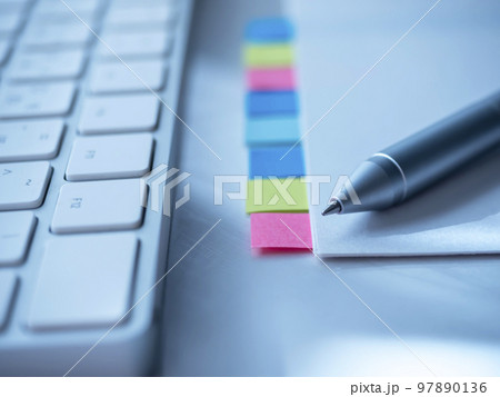書類、パソコンのビジネスイメージ  97890136