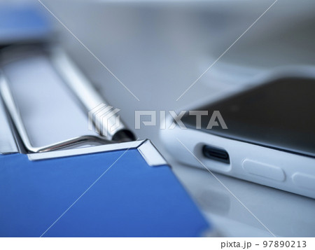 バインダー、書類、スマホのビジネスイメージ バインダー、書類、スマホのビジネスイメージ 97890213