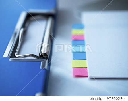 書類、バインダーのビジネスイメージ  97890284