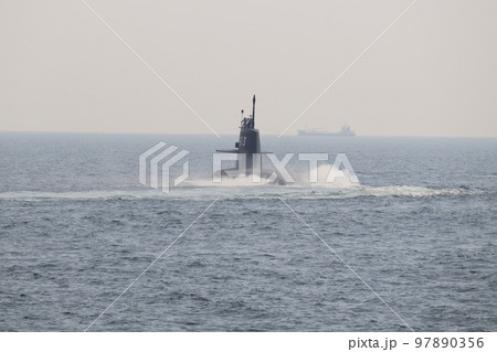 沖合に向かって変針する海上自衛隊の潜水艦たいげい 97890356