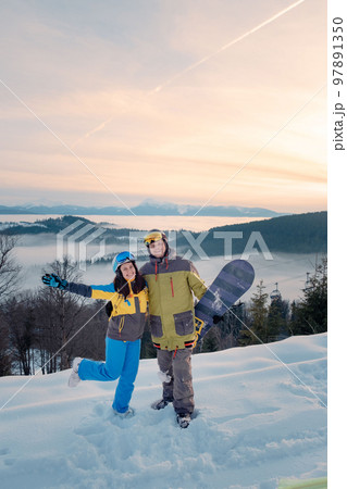 couple snowboarder ans skier portrait 97891350