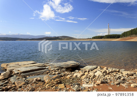The Barcena reservoir with the chimneys of Compostilla thermal power station at background in Cubillos del Sil, el Bierzo, Castile and Leon, Spain. 97891358