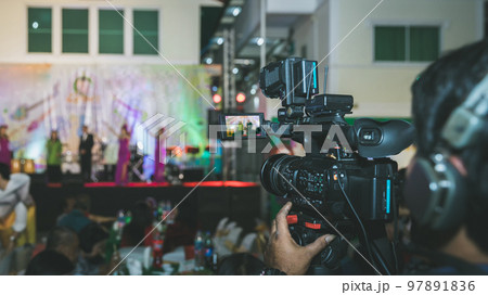 Camera show viewfinder image catch motion in interview  97891836