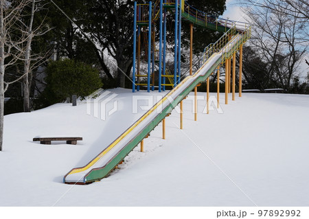 一面雪の積もった無人の公園に可愛い猫の足跡 97892992