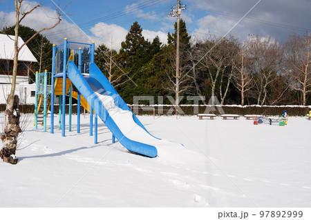一面雪の積もった無人の公園に可愛い猫の足跡 一面雪の積もった無人の公園に可愛い猫の足跡 97892999