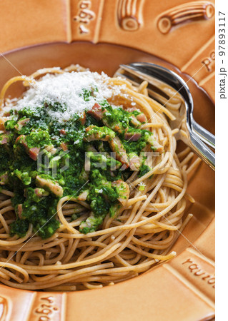 spaghetti with spinach leaves, bacon and parmesan cheese spaghetti with spinach leaves, bacon and parmesan cheese 97893117