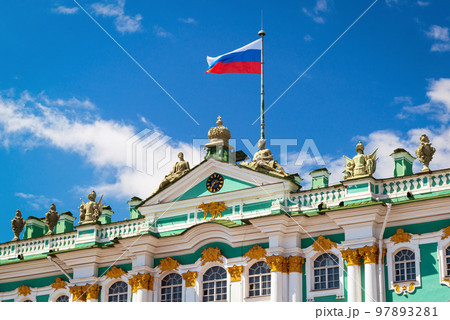 Winter Palace and Russian flag in Saint Petersburg, Russia 97893281