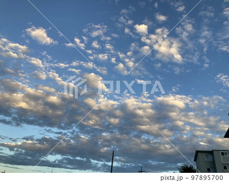 7月末の夕方の不思議な夕焼け雲の風景です。 97895700
