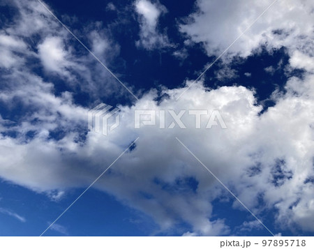 7月末の青空と雲の景色です。 97895718