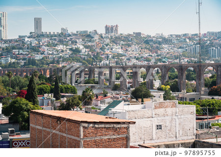 メキシコの都市ケレタロの水道橋 メキシコの都市ケレタロの水道橋 97895755