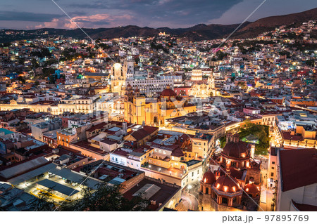 展望台から見たメキシコの都市グアナファトの夜景 展望台から見たメキシコの都市グアナファトの夜景 97895769