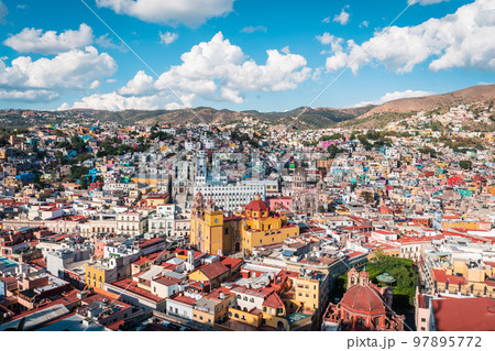 展望台から見たメキシコの都市グアナファトの街並み 97895772