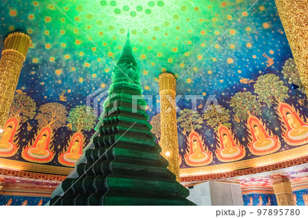 タイの首都バンコクにある観光名所ワットパークナムの屋内の仏塔 タイの首都バンコクにある観光名所ワットパークナムの屋内の仏塔 97895780