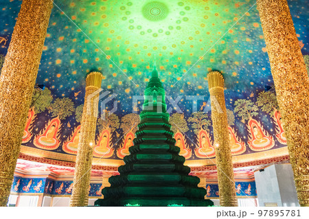 タイの首都バンコクにある観光名所ワットパークナムの屋内の仏塔 タイの首都バンコクにある観光名所ワットパークナムの屋内の仏塔 97895781