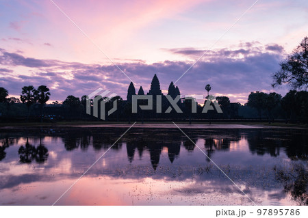 カンボジアの観光都市シェムリアップにあるアンコールワットの朝日 97895786