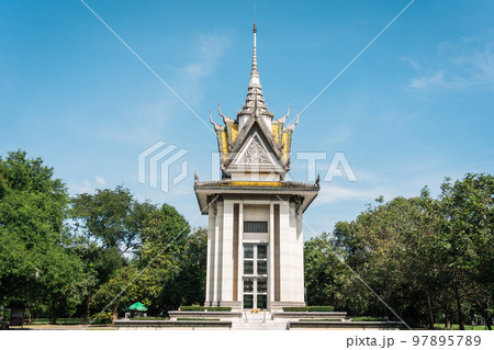 カンボジアの首都プノンペンのキリングフィールドにある慰霊碑 97895789