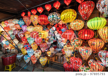 ベトナムの都市ホイアンにあるランタンの夜景 97895793