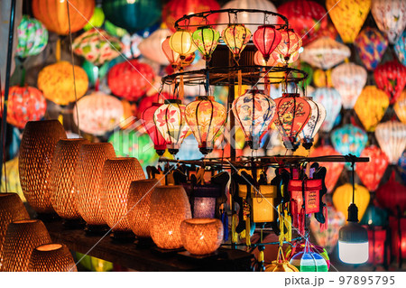 ベトナムの都市ホイアンにあるランタンの夜景 97895795