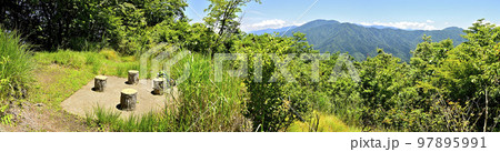 道志山塊の菜畑山 山頂の椅子から眺めるパノラマ 道志山塊の菜畑山 山頂の椅子から眺めるパノラマ 97895991