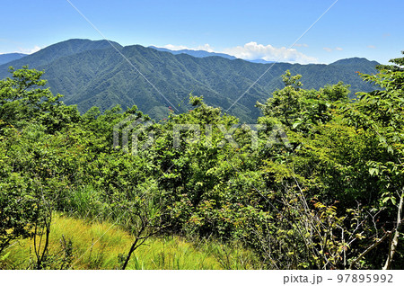 道志山塊の菜畑山山頂から眺める西丹沢 道志山塊の菜畑山山頂から眺める西丹沢 97895992