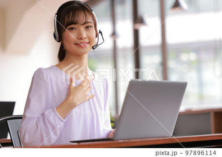 私達にお任せくださいのポーズのオペレーター_ラベンダー色のブラウス1 私達にお任せくださいのポーズのオペレーター_ラベンダー色のブラウス1 97896114