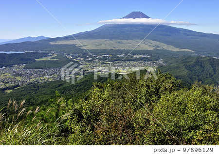 道志山塊の杓子山山頂より望む富士山 道志山塊の杓子山山頂より望む富士山 97896129