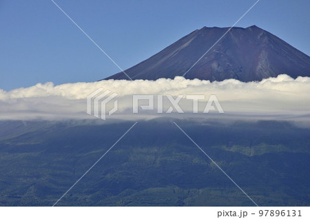 道志山塊の杓子山山頂より望む夏の富士山 道志山塊の杓子山山頂より望む夏の富士山 97896131