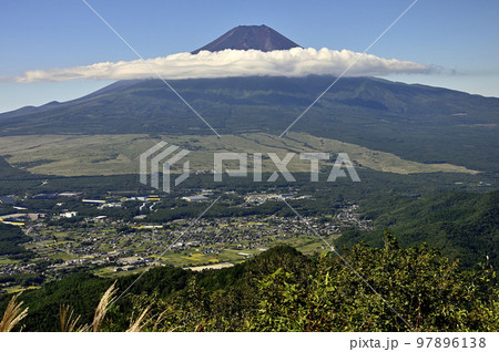 道志山塊の杓子山山頂より望む夏の富士山 道志山塊の杓子山山頂より望む夏の富士山 97896138