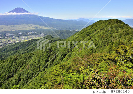 道志山塊の子ノ神より夏の富士山と杓子山を望む 道志山塊の子ノ神より夏の富士山と杓子山を望む 97896149