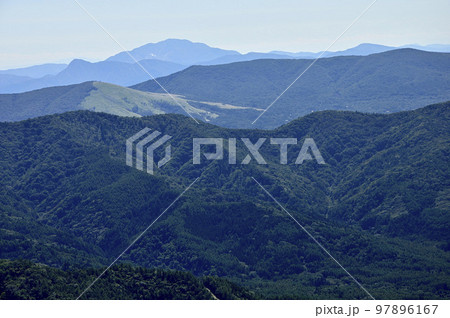 道志山塊の杓子山より箱根山と鉄砲木ノ頭(明神山)と三国山を望む 道志山塊の杓子山より箱根山と鉄砲木ノ頭(明神山)と三国山を望む 97896167