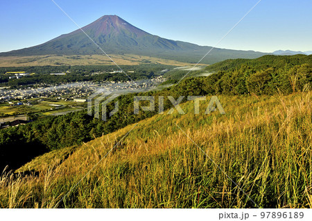 道志山塊の高座山より望む富士山 道志山塊の高座山より望む富士山 97896189