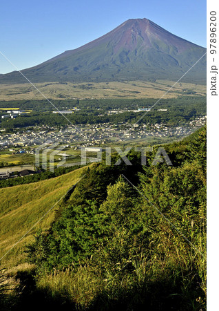 道志山塊 杓子山高座山コース 朝日射す高座山と富士山 道志山塊 杓子山高座山コース 朝日射す高座山と富士山 97896200