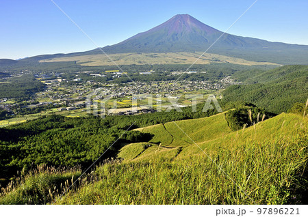 道志山塊の高座山　草原の夏の朝に望む富士山 97896221