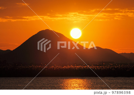 近江富士と日の出 97896398