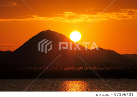 近江富士と日の出 97896401