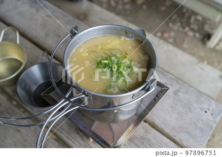 アウトドアで調理する　豚汁 97896751