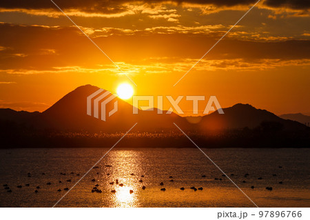 近江富士と日の出 97896766