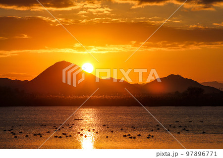 近江富士と日の出 97896771