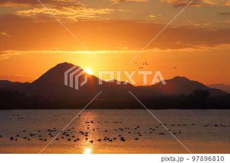 近江富士と日の出 97896810