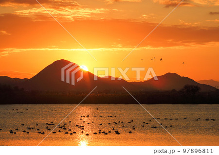 近江富士と日の出 97896811
