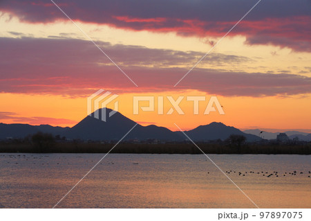 近江富士の朝焼け 近江富士の朝焼け 97897075