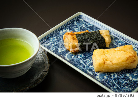 自宅で作った餅を焼いて、しょう油をつけたしょう油餅とのりを巻いた磯辺焼き 自宅で作った餅を焼いて、しょう油をつけたしょう油餅とのりを巻いた磯辺焼き 97897392