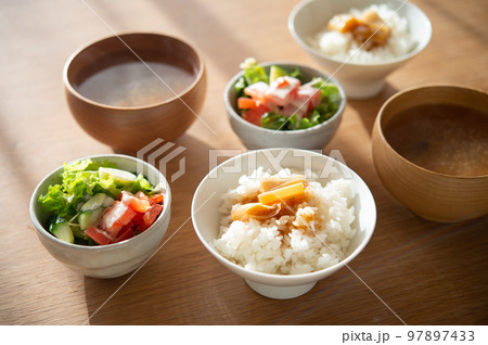日本の朝ごはん 97897433