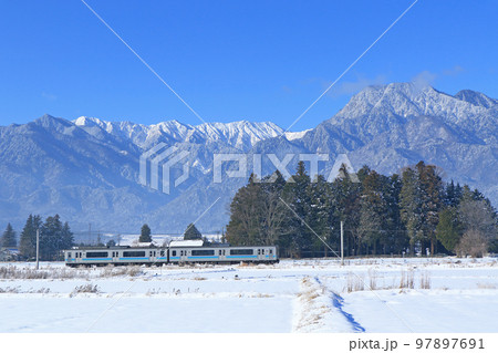 大糸線　冬の安曇野 97897691