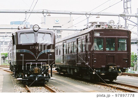 車両基地で並ぶEF58形電気機関車(EF58形61号機)とクモハ12形(クモハ12052) 車両基地で並ぶEF58形電気機関車(EF58形61号機)とクモハ12形(クモハ12052) 97897778