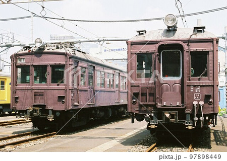 車両基地で並ぶクモハ12形電車 車両基地で並ぶクモハ12形電車 97898449